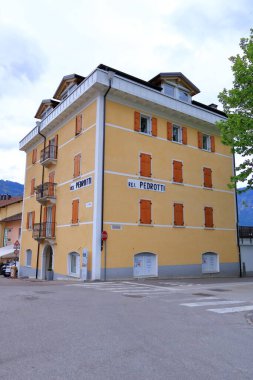 18 Mayıs 2023 - Levico Terme, Loeweneck, İtalya: Turistlerle birlikte köyün merkezi