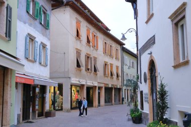 18 Mayıs 2023 - Levico Terme, Loeweneck, İtalya: Turistlerle birlikte köyün merkezi