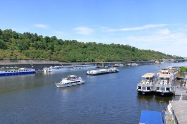 08 Temmuz 2023 - Çek Cumhuriyeti 'nde Prag: Vltava Nehri' nde tekneyle turizm şehri turu