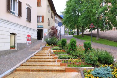 18 Mayıs 2023 - Levico Terme, Loeweneck, İtalya: Turistlerle birlikte köyün merkezi