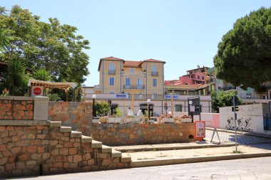 23 Mayıs 2023 - İtalya 'da Arbatax, Sardinya: deniz kenarındaki güzel kasaba