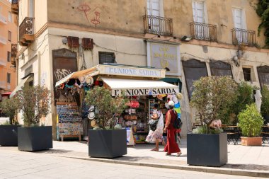 25 Mayıs 2023 - İtalya 'da Cagliari, Sardinya: İnsanlar eski şehrin tadını yaz günlerinde çıkarıyorlar