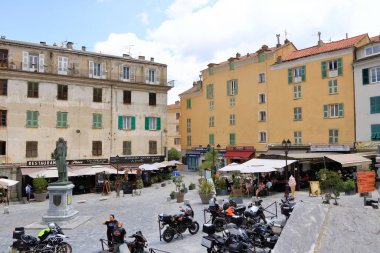 27 Mayıs 2023 - Corte, Fransa Korsika Adası: Korsika 'nın Corte şehrinin tarihi şehir merkezinde yürüyen turistler dağlarla çevrili