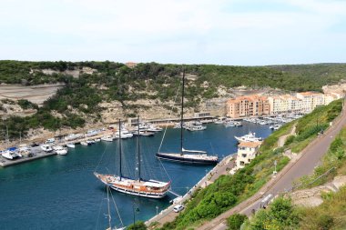 29 Mayıs 2023 - Bonifacio, Korsika, Fransa: yukarıdan Bonifacio Limanı