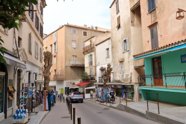 29 Mayıs 2023 - Bonifacio, Corsica, Fransa: Eski Bonifacio kasabasındaki geleneksel sokaklar