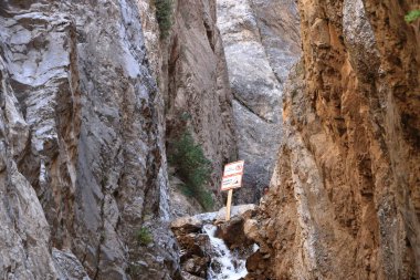 Arslanbob, Kırgızistan, Orta Asya yakınlarındaki şelalenin eteğindeki nehir.