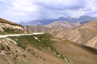 Kazarman yakınlarındaki Kırgızistan 'daki Kara Koo Ashuu geçidinden görüntü