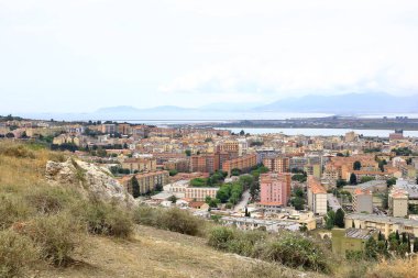 İtalya 'nın başkenti Sardinya' nın başkenti Cagliari üzerinde panoramik manzara; Parco di San Michele 'den manzara