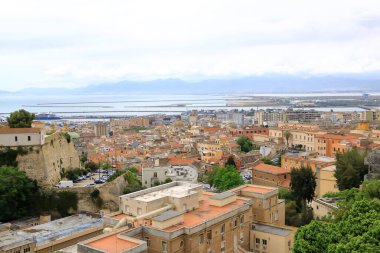 İtalya 'nın başkenti Sardinya' daki Cagliari şehri üzerindeki panoramik manzara; Belvedere de la Cittadella manzarası