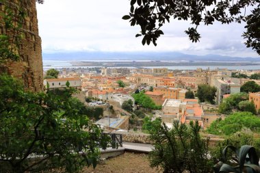 İtalya 'nın başkenti Sardinya' daki Cagliari şehri üzerindeki panoramik manzara; Belvedere de la Cittadella manzarası