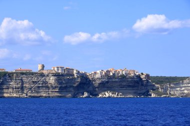 Denizden Bonifacio kasabasının hayret verici manzarası. Korsika 'da popüler bir turizm merkezi. Konum: Bonifacio, Korsika; Fransa, Avrupa