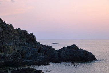 Bloods Adaları ve Parata Kulesi 'nin havadan görünüşü. Ceneviz Kulesi 1608, Korsika' da inşa edildi. Fransa. Koyu kırmızı porfiri adalarında gün batımı