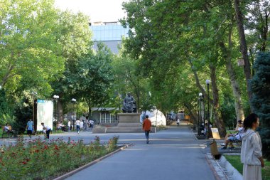 18 Ağustos 2023 - Kırgızistan, Orta Asya 'da Bişkek: İnsanlar başkentteki günlük yaşamlarının tadını çıkarıyorlar. Tarihi bayrak