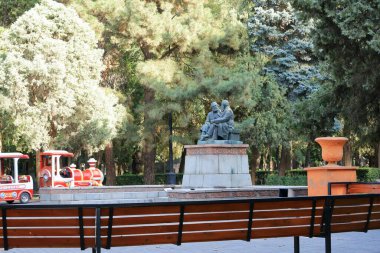 18 Ağustos 2023 - Kırgızistan, Orta Asya 'da Bişkek: Kırgızistan' ın merkezinde Karl Marx ve Friedrich Engels Anıtı