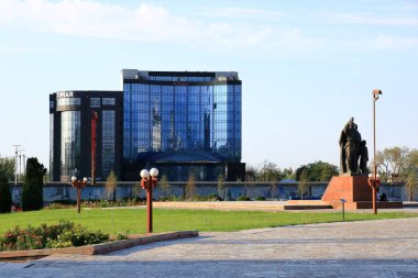 18 Ağustos 2023 - Kırgızistan, Orta Asya 'da Bişkek: Kırgız başkentinin merkezindeki Zafer Meydanı etrafında