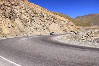 20 Ağustos 2023 - Kırgızistan, Orta Asya 'da Bişkek yakınlarındaki Too-Ashuu geçidi: insanlar ve arabalar geçitten geçiyor