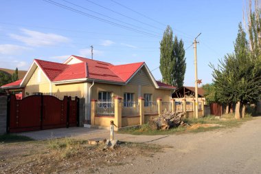 23 Ağustos 2023 - Kazarman, Kırgızistan, Orta Asya: Küçük bir köyde sokak yaşamı