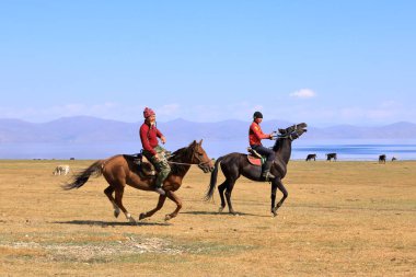 24 Ağustos 2023 - Kırgızistan 'daki Song Kol Gölü: İnsanlar bazı göçebe oyunları oynamak için bir araya geliyor