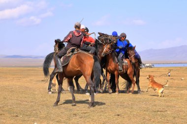 24 Ağustos 2023 - Kırgızistan 'da Song Kol Gölü: Yerel halk, geleneksel at oyunu olan kok boru (ulak tartysh)' u keçi leşi yerine deri kuklayla oynuyor