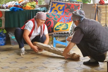 25 Ağustos 2023 - Kırgızistan 'da Kotschkor, Kochkor: Geleneksel Kırgız halı yapımı hissetti