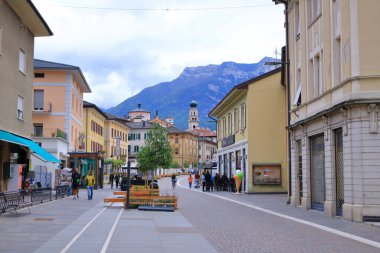 18 Mayıs 2023 - Levico Terme, Loeweneck, İtalya: Turistlerle birlikte köyün merkezi