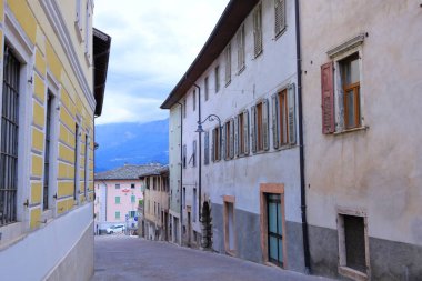 18 Mayıs 2023 - Levico Terme, Loeweneck, İtalya: Turistlerle birlikte köyün merkezi