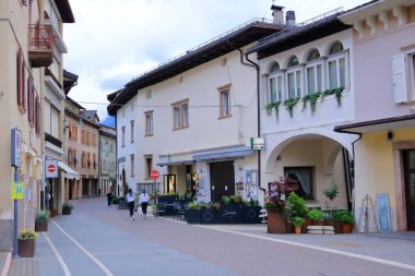 18 Mayıs 2023 - Levico Terme, Loeweneck, İtalya: Turistlerle birlikte köyün merkezi