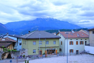 18 Mayıs 2023 - Levico Terme, Loeweneck, İtalya: Turistlerle birlikte köyün merkezi