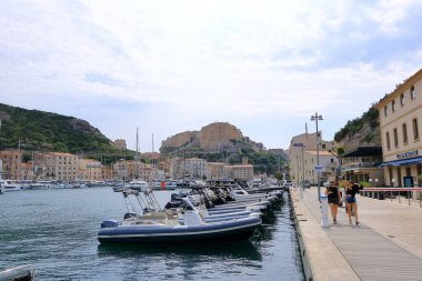 29 Mayıs 2023 - Fransa 'da Bonifacio, Korsika: güneşli bir yaz gününde küçük limanda tekneler