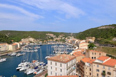 29 Mayıs 2023 - Bonifacio, Korsika, Fransa: yukarıdan Bonifacio Limanı