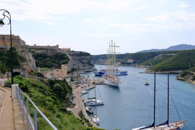 29 Mayıs 2023 - Bonifacio, Korsika, Fransa: yukarıdan Bonifacio Limanı