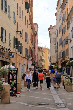 31 Mayıs 2023 - Fransa 'da Ajaccio, Korsika: Ada' nın başkenti veya kasabasında Akdeniz kültürü ve rengi. Arka sokaklar ve ara sokaklar. Açık havada güneşli bir gün