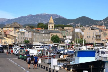 02 Haziran 2023 - Saint-Florent, Fransa Korsika: Resimli eski kasaba limanı