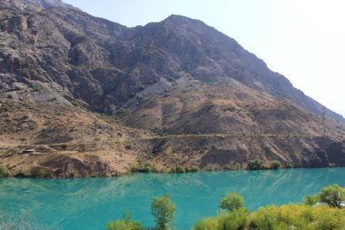 Güneşli bir günde güzel dağ manzarası. Dağlardaki Naryn Nehri 'nin turkuaz suyu Toktogul, Kırgızistan, Orta Asya' ya yakın.