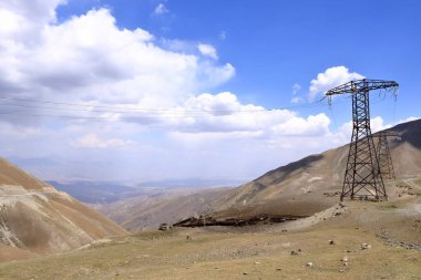 Kırgızistan, Orta Asya 'da Arslanbob ve Kazarman arasındaki Kaldaman geçidi