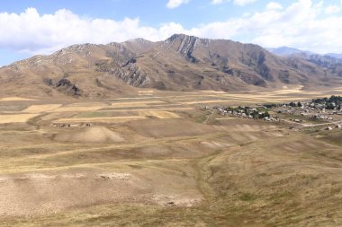 Kırgızistan 'ın batısındaki Celal-Abad Bölgesi' nin Kazarman ilçesine giden yoldaki küçük bir köyün üzerindeki dağ platosu.