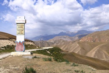 Kazarman yakınlarındaki Kırgızistan 'daki Kara Koo Ashuu geçidinden görüntü