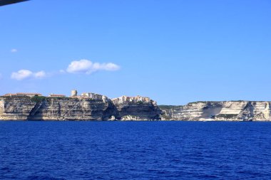 Denizden Bonifacio kasabasının hayret verici manzarası. Korsika 'da popüler bir turizm merkezi. Konum: Bonifacio, Korsika; Fransa, Avrupa