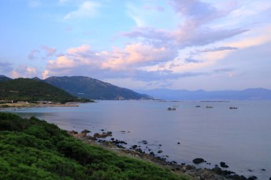 Avrupa 'da Ajaccio, Korsika, Fransa yakınlarındaki kayalık plajlı Korsika kıyı şeridi