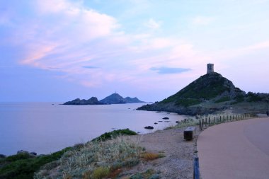 Korsika 'daki Ceneviz kulesi üzerinde gün batımı ve Pointe de la Parata' da deniz feneri ve Korsika 'daki Ajaccio yakınlarında Les Iles Sanguinaires.
