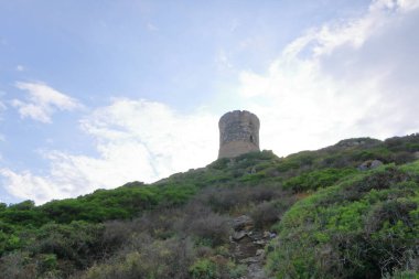 Fransa 'da Korsika' da Ajaccio yakınlarındaki bir pelerinin ucuna inşa edilmiş La Parata Ceneviz Kulesi 'nin kalıntılarının hava görüntüsü.