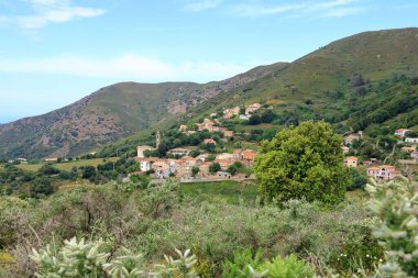 Appietto, Corse, Corsica Fransa - küçük bir köy üzerinde hava manzarası