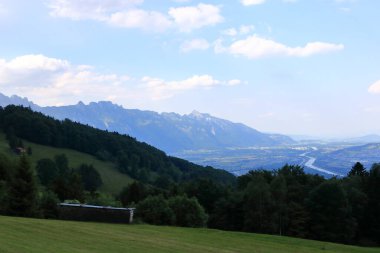 İsviçre 'den Lihtenştayn' a, Vaduz Şehri 'ne ve Ren Nehri' ne Panoramik bir manzara
