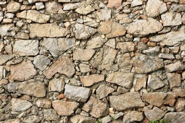 Sarı bej doğal taş duvar, farklı boyutlarda taşlar, geleneksel el sanatları