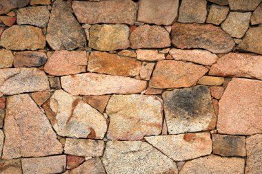 Sarı bej doğal taş duvar, farklı boyutlarda taşlar, geleneksel el sanatları