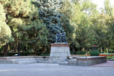 18 Ağustos 2023 - Kırgızistan, Orta Asya 'da Bişkek: Kırgızistan' ın merkezinde Karl Marx ve Friedrich Engels Anıtı