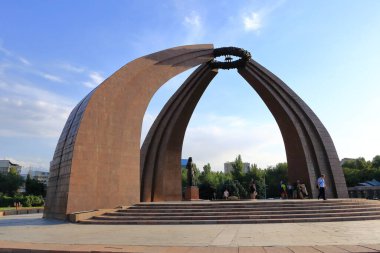 18 Ağustos 2023 - Kırgızistan, Orta Asya 'da Bişkek: Kırgızistan' ın merkezindeki Zafer Meydanı 'nda Zafer Anıtı