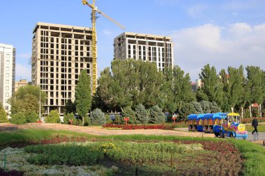 18 Ağustos 2023 - Kırgızistan, Orta Asya 'da Bişkek: Kırgız başkentinin merkezindeki Zafer Meydanı etrafında