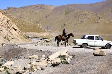 20 Ağustos 2023 - Kırgızistan, Orta Asya 'da Bişkek yakınlarındaki Too-Ashuu geçidi: insanlar ve arabalar geçitten geçiyor