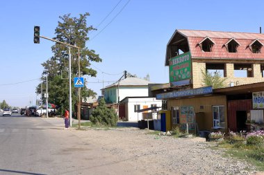 20 Ağustos 2023 - Toktogul, Kırgızistan, Orta Asya: Küçük bir köyde sokak yaşamı
